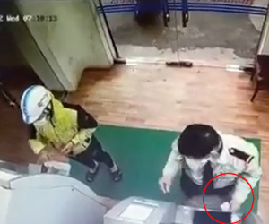 Thấy người phụ nữ loay hoay với cây ATM, nam bảo vệ vờ ra giúp đỡ nhưng sự thật phía sau khiến nhiều người phẫn nộ
