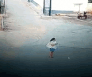 Clip: Mải nhìn điện thoại, cô gái bị ô tô đâm văng xa 20 mét