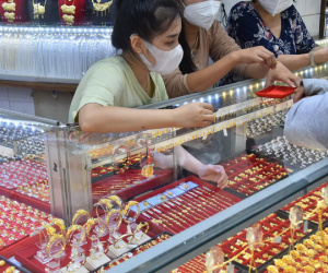 Giá vàng hôm nay 15-4: Giảm trước sức ép của USD