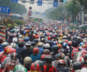 Kẹt xe kinh hoàng ở cửa ngõ TP.HCM, người muộn làm, trẻ muộn học