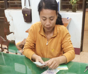 Nhặt được gần 18 triệu đồng, phụ nữ nghèo nhờ công an trả lại người đánh rơi