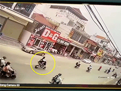 Kinh hoàng cảnh nữ học sinh bay lên không trung sau khi tông xe đạp điện vào ô tô