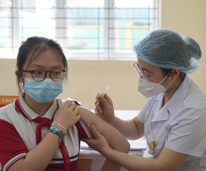 Tại sao 3 ngày sau tiêm vắc xin Covid-19, trẻ không nên bơi lội, đá bóng?