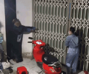 Bực vì bị bắt nạt suốt ngày, chồng mặc trang phục cương thi nhát ma vợ, tưởng hài hước nào ngờ bị dân mạng chỉ ra điểm nguy hiểm này