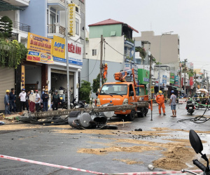 Cột điện đổ ra đường, phóng điện đùng đùng giữa phố Sài Gòn khiến nhiều người ớn lạnh