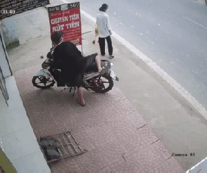 Bé trai lao sang đường khiến ô tô phanh 'cháy lốp', phản ứng của người bố khiến cộng đồng mạng bức xúc
