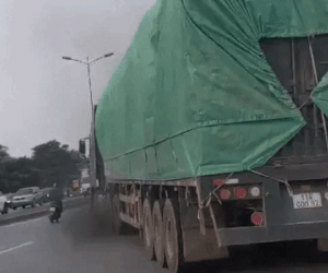 Rùng mình clip xe tải và ô tô lạng lách, chèn ép, rượt đuổi nhau như phim hành động trên cao tốc Hà Nội- Bắc Giang