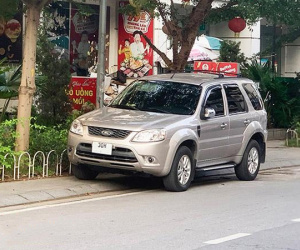 Ô tô đỗ kiểu 'ghếch chân' lên vỉa hè có bị phạt?