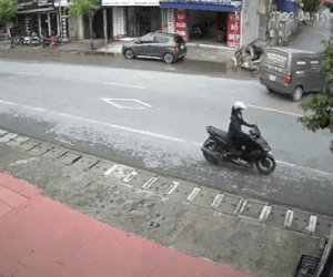 Phóng xe với 'tốc độ bàn thờ', 2 thanh niên cắm đầu vào đuôi ô tô khiến người xem không khỏi thót tim