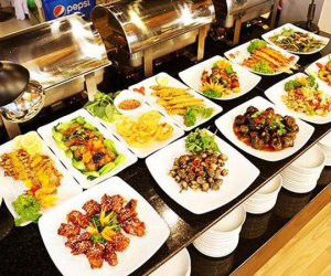 Mới đông khách đã tận thu: Bức xúc vì đặt phòng khách sạn ép mua thêm bữa ăn