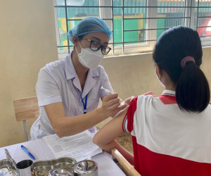 Có nên cho trẻ dùng thuốc giảm đau trước khi tiêm vaccine Covid-19?