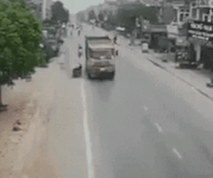 Ám ảnh clip nữ sinh 2k3 bất chợt ngã ra đường, bị xe ben cán ngang đầu tử vong thương tâm