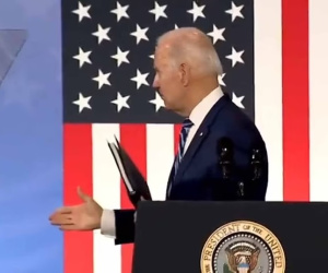 Tổng thống Biden có hành động 'gây bão' sau bài phát biểu, toàn bộ khán phòng ngơ ngác nhìn theo