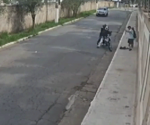 Hai tên cướp bị người đi đường tông xe suýt mất mạng, nhưng hành động của nạn nhân mới khiến người xem thất vọng
