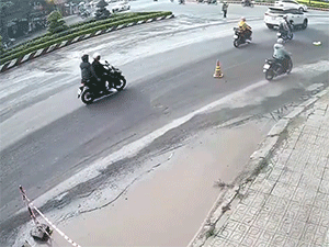 Hàng loạt phương tiện đang đi bỗng 'đổ kềnh' ra đường, tưởng chuyện tâm linh nhưng nhìn kỹ khung cảnh nhiều người lại tỏ ra bức xúc
