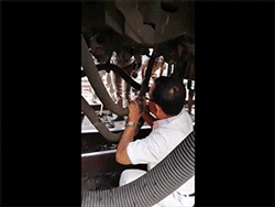 Thót tim chứng kiến nhân viên đường sắt đang sửa chữa dưới gầm thì con tàu chuyển bánh