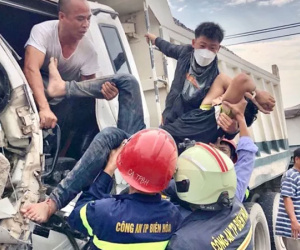 Cảnh sát giải cứu tài xế mắc kẹt trong ca bin biến dạng