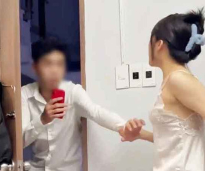 Đi chơi về khuya, chàng trai bị bạn gái ăn mặc sexy chào đón bằng 'liên hoàn vả' nhưng đối tượng chiếm spotlight lại là nhân chứng ngồi trong góc nhà này