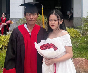 Khoảnh khắc nữ sinh khoác áo cử nhân cho người cha thợ hồ gây xúc động