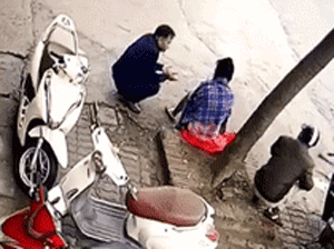 Cô gái gặp tai nạn xe, vừa ngồi xuống nghỉ ngơi liền bị 'bàn tay hư' của gã đàn ông làm điều này