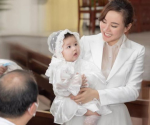 Vy Oanh chia sẻ hình ảnh làm lễ rửa tội cho con gái út, vẻ bụ bẫm đáng yêu của nhóc tì chiếm trọn tình cảm của người hâm mộ