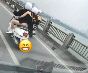 Nhức nhối pha ăn mặc 'hở trên lộ dưới' của cô gái đi xe máy: 'Cái nết để quên ở nhà à?'