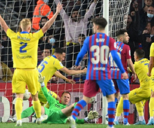 Thua sốc tại Nou Camp, Barca giương cờ trắng ở cuộc đua vô địch
