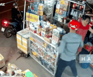 Clip: Vờ mua hàng, cướp táo tợn giật dây chuyền của chủ tiệm tạp hóa