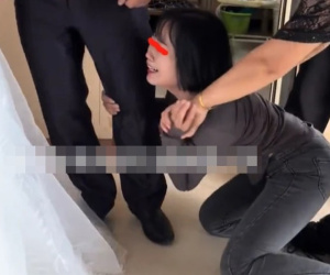 Người yêu cũ ôm chân chú rể khóc lóc làm náo loạn đám cưới, phản ứng của cô dâu gây ngạc nhiên