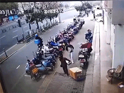 Hoàng loạt thanh thép từ trên trời rơi xuống khiến nhân viên giao hàng 'rụng rời chân tay'