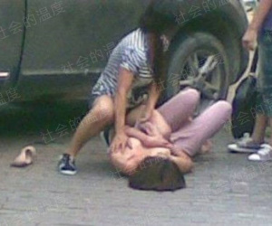 Bà mẹ lôi con gái đánh ghen giữa đường, dân mạng quay sang chỉ trích: 'Giỏi thì về giải quyết với chồng'