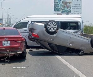 Sau cú tông liên hoàn, ô tô lật ngửa trên cao tốc