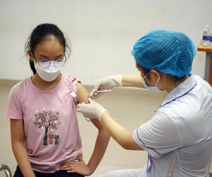 Sau tiêm vắc xin phòng Covid-19 có nên cho trẻ uống nước dừa?
