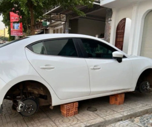 Đỗ ôtô trước cửa, sau 1 đêm chủ nhà ngỡ ngàng phát hiện 4 bánh xe 'không cánh mà bay'