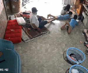3 đứa trẻ bị người đàn ông 'diễn kịch' thuê nhà để trộm điện thoại
