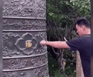 Thi triển màn tay không đấm vào sắt, võ sư Trung Quốc được ví sở hữu sức mạnh ngang ngửa huyền thoại Lý Tiểu Long