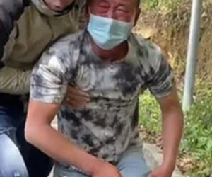 Tìm được con trai mất tích sau 14 tiếng, ông bố có hành động bất ngờ trước ân nhân