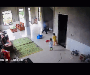 Clip: Hai vợ chồng lao vào đánh nhau như 'kẻ thù', mặc 2 con nhỏ sợ hãi, gào khóc thảm thiết 'cha ơi, mẹ ơi'