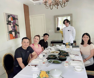 Khung cảnh đáng ngưỡng mộ của gia đình diễn viên Chi Bảo: Vợ cũ và bà xã hội ngộ ngồi cùng một bàn ăn