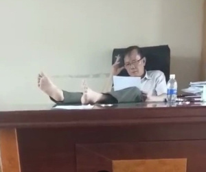Cho thôi chức Hạt trưởng Kiểm lâm gác 2 chân lên bàn làm việc
