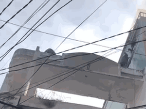 Clip: Cháy nhà 3 tầng ở quận 10, cảnh sát cứu người mắc kẹt