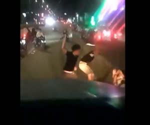 Clip: Nhóm thanh niên chém nhau giữa phố khiến người đi đường hoảng sợ