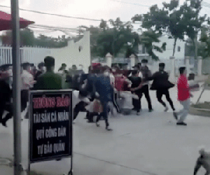 Kinh hoàng clip hàng trăm người chen lấn, xô nhau ngã lăn quay khi xếp hàng làm sổ đỏ