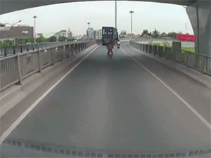 Hai xe ô tô gặp họa oan uống khi người phụ nữ đang lên cầu vượt bỗng dừng xe khó hiểu