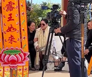Ca sĩ Như Quỳnh suy sụp, bật khóc bên linh cữu em trai