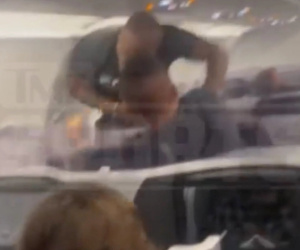 Sốc: Mike Tyson đấm liên tiếp vào mặt hành khách trên chuyến bay