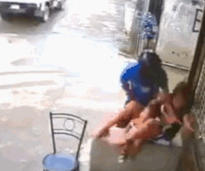 Video: Phẫn nộ cảnh cướp giật điện thoại trên tay người mẹ khiến em bé ngã sõng soài