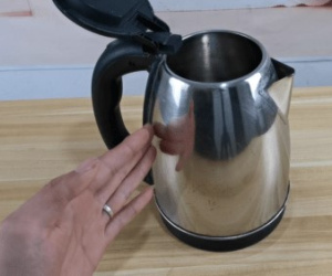 Dùng ấm siêu tốc đun nước, bạn sẽ hại cả nhà vì điều này