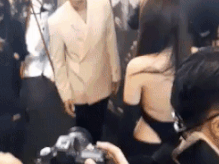 HOT: Noo Phước Thịnh hôn Mai Phương Thúy giữa chốn đông người