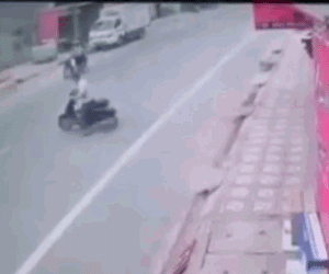 Video: Kinh hoàng khoảnh khắc người đàn ông sang đường kiểu 'tự sát'